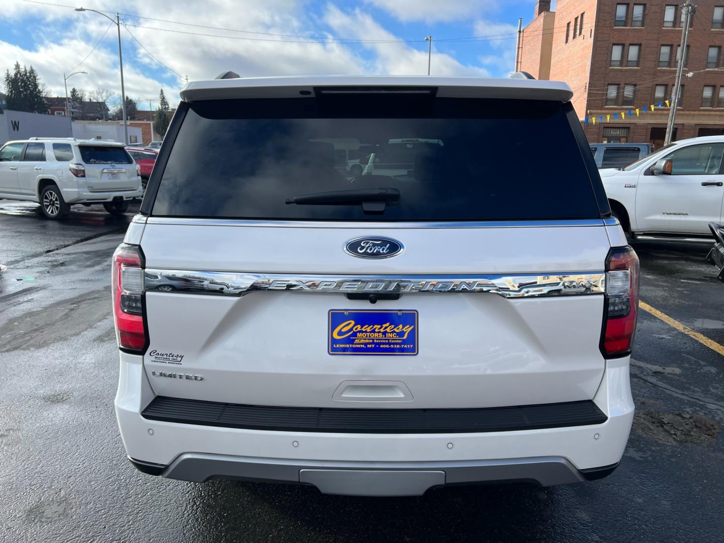 2019 WHITE /Charcoal Ford Expedition Limited 4WD (1FMJK2AT6KE) with an 3.5L V6 F DOHC 24V engine, automatic transmission, located at 116 5th Avenue South, Lewistown, MT, 59457, 47.063877, -109.427879 - Discover Exceptional Luxury with the Pre-Owned 2019 Ford Expedition Max Limited 4WD! Key Features: Limited Trim - Experience the epitome of sophistication and premium features. 4WD Capability - Conquer diverse terrains with confidence and control. Spacious Interior - Accommodate your entire - Photo#3